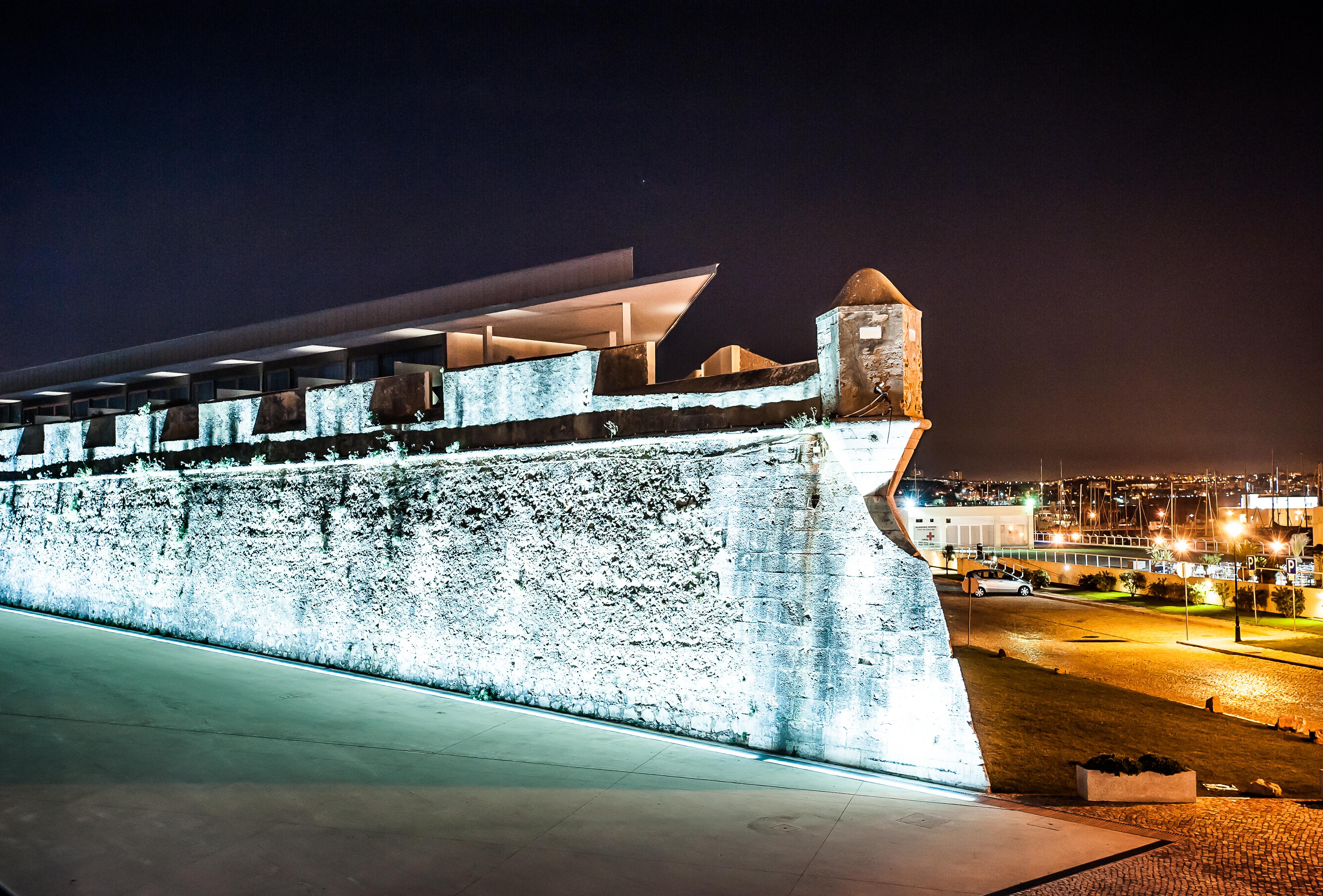 Pestana Cidadela Cascais - Pousada & Art District Exterior foto The fort at night